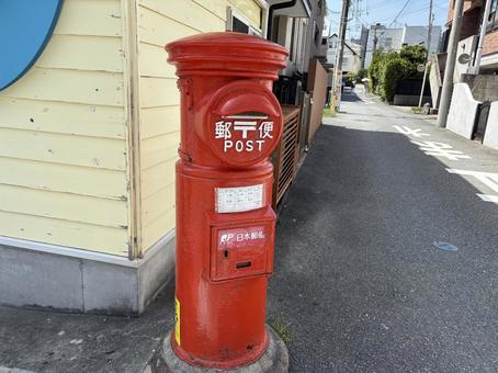 懐かしい赤くて丸いポスト 懐かしい赤くて丸いポストの写真