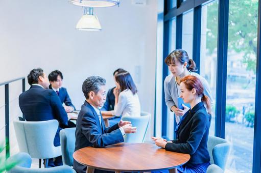 オフィスで話をするビジネスパーソン オフィスで話をするビジネスパーソン 人脈,外資系,繋がりの写真素材