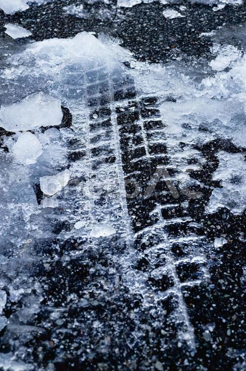 凍りついたタイヤ痕　縦位置 タイヤ,タイヤ痕,地面の写真素材