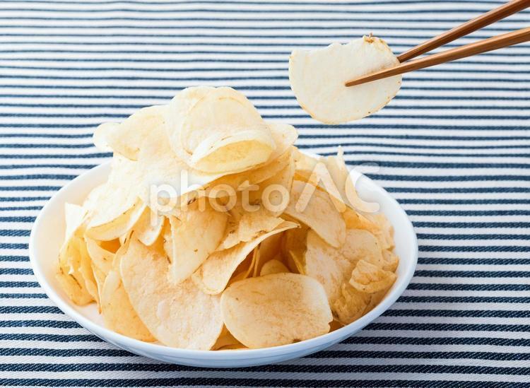 お箸で食べるポテトチップス大盛り【山盛り・メガ盛りシリーズ】 ポテトチップス,ポテトチップ,お箸の写真素材