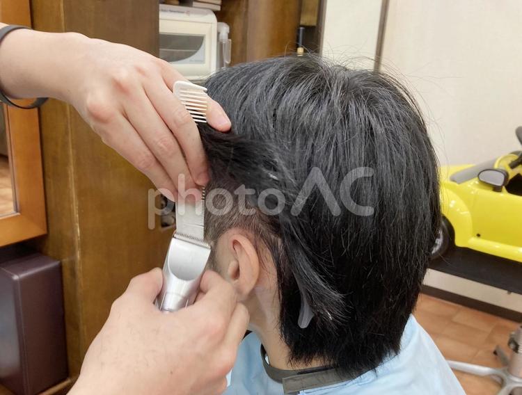 刈り上げをしている男性 床屋,美容院,カットの写真素材