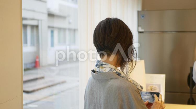 ショーケースを見て写真を撮る女性 女性,ショーケース,上品の写真素材