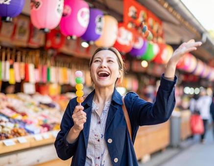 笑顔で観光を楽しむ女性 笑顔で観光を楽しむ女性の写真