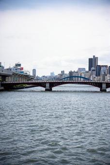 水辺の都会風景 川,水面,波紋の写真素材