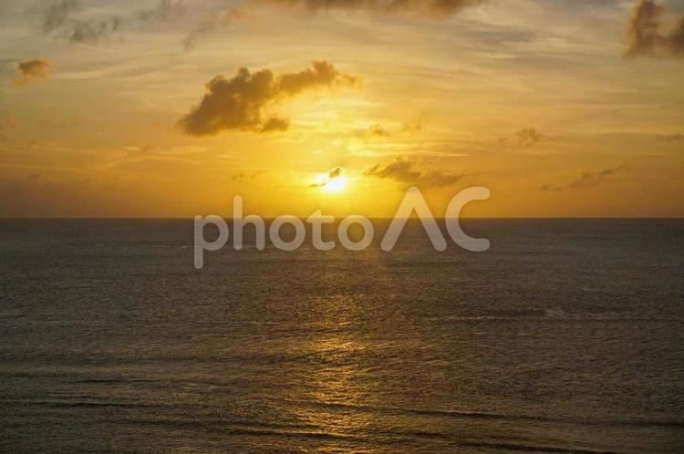 夕焼け空と沖縄の海 夕日,海,夕焼けの写真素材