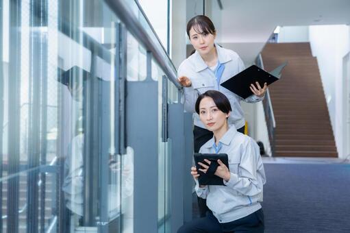 ビルメンテナンスする女性エンジニア 不動産,エンジニア,メンテナンスの写真素材