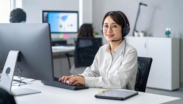 オフィスで働くオシャレな女性エンジニアの写真