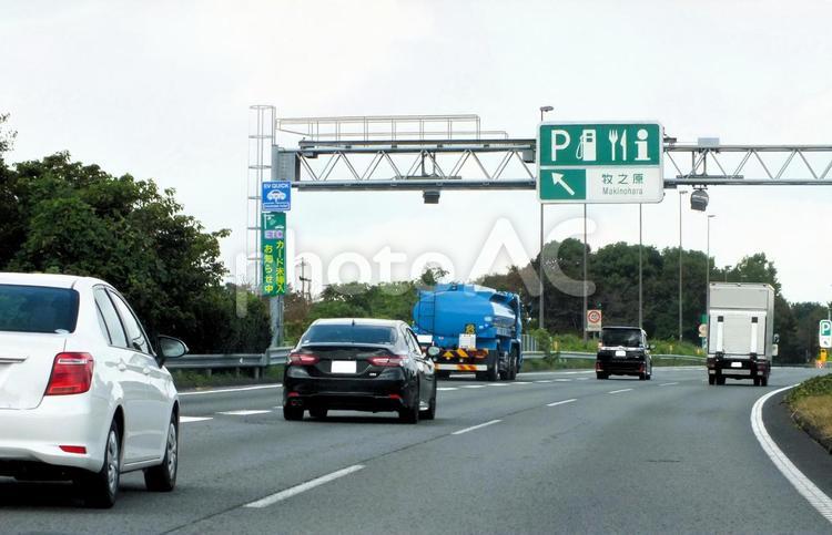 牧之原Pの案内板の下を通過する車の列 牧之原,牧之原p,案内板の写真素材