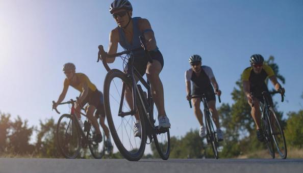 トライアスロン 自転車をこぐ選手たち トライアスロン 自転車をこぐ選手たちの写真