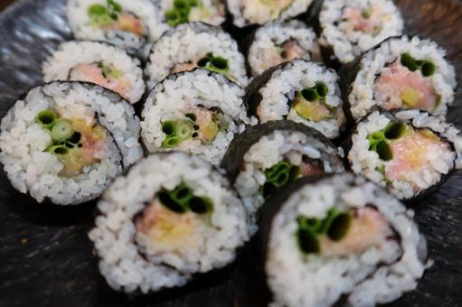 ネギトロの手づくり海苔巻き(アップ) ネギトロの手づくり海苔巻き(アップ) 海苔,海苔巻,巻きずしの写真素材