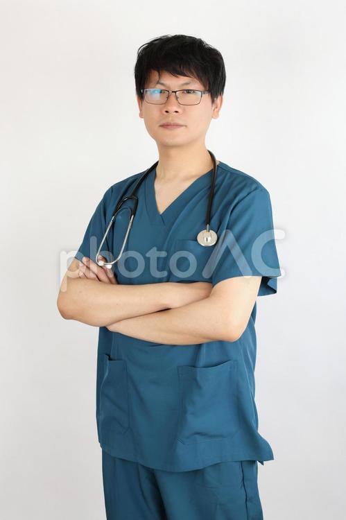 腕を組む男性の医療スタッフ　斜め 医者,看護師,介護士の写真素材