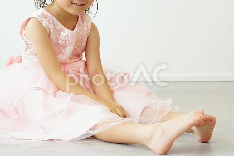 ピンクのドレスを着た女の子 子供,女の子,笑顔の写真素材