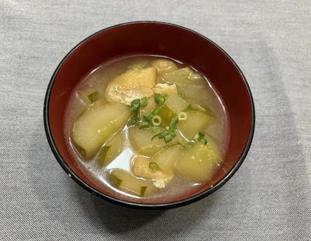 きゅうりと油揚げの味噌汁 味噌汁,お味噌汁,汁物の写真素材