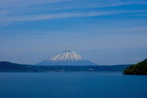 洞爺湖より羊蹄山を望む 洞爺湖より羊蹄山を望むの写真