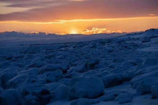 朝日が昇る流氷原 朝日が昇る流氷原の写真