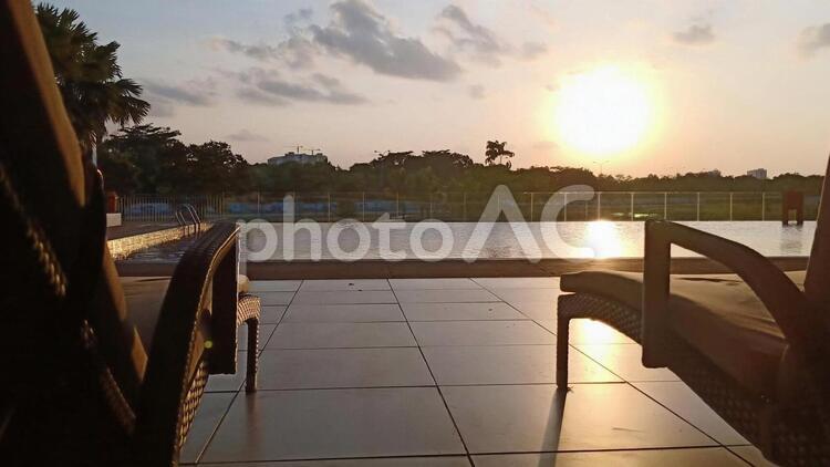 プールサイドの夕焼け 夕焼け,プールサイド,空の写真素材