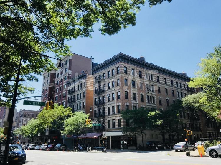 アッパーウエストサイドの街並み 建物,道路,木の写真素材