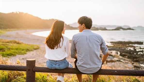 海辺に座るカップル 海辺に座るカップルの写真