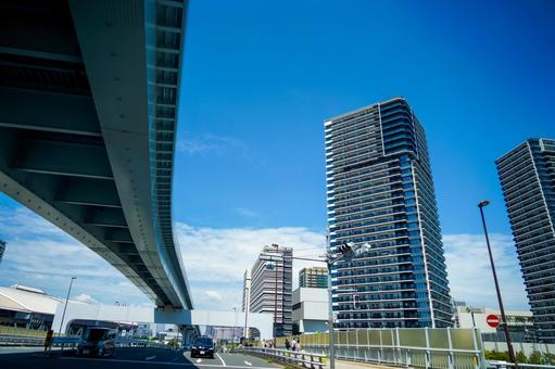 高速道路と高層ビルの街並み 高速道路と高層ビルの街並み 高速道路,高層ビル,都市風景の写真素材