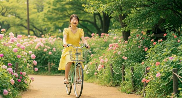 自転車をこぐ女性 自転車をこぐ女性の写真