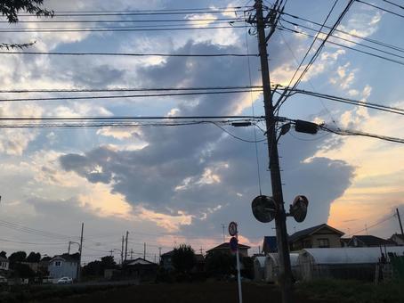 夕焼けの空と送電線の風景 夕焼けの空と送電線の風景 空,風景,鉄塔の写真素材