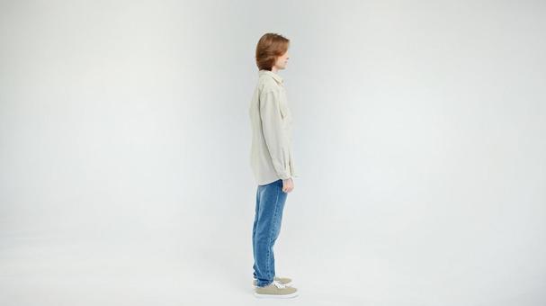 横向きで立つ外国人男性 横向きで立つ外国人男性の写真