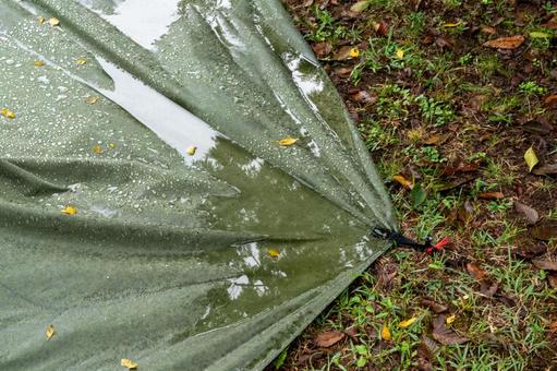 雨上がりのテントの水たまり 雨上がりのテントの水たまり 雨,朝,雨上がりの写真素材