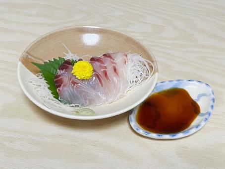 鯛の刺身、醤油添え 鯛の刺身、醤油添えの写真