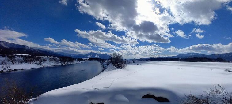 雪と川 雪と川の写真