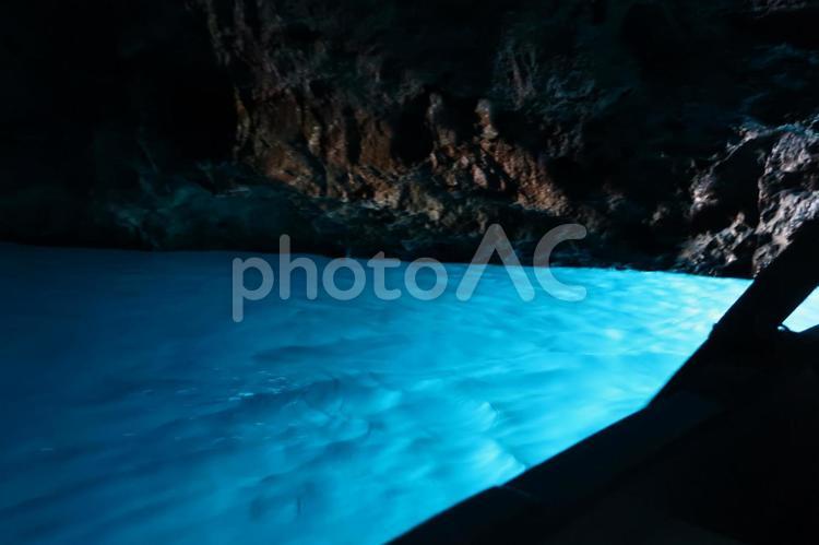船から見た青の洞窟 青の洞窟,カプリ島,イタリアの写真素材