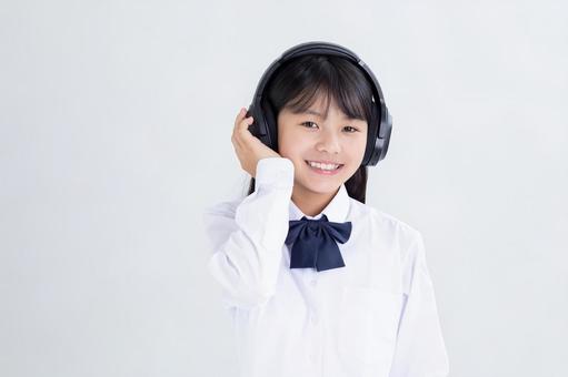 ヘッドフォンをする女の子 ヘッドフォン,女の子,音楽の写真素材