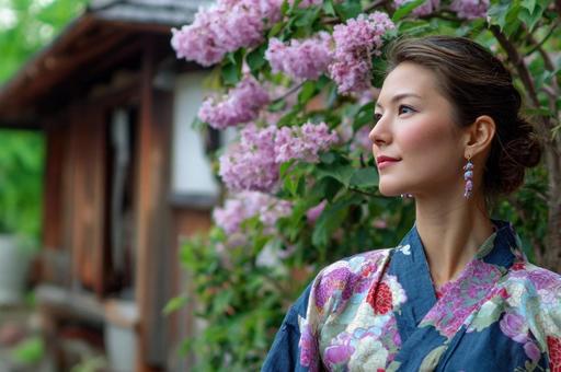 何かを眺める浴衣美女 何かを眺める浴衣美女の写真