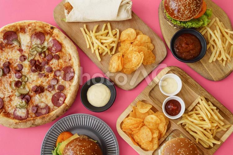 ピンクの背景にたくさんのピザやハンバーガーなど ハンバーガー,パン,食事の写真素材