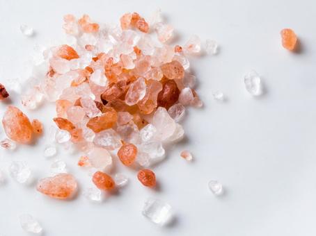 岩塩の粒 岩塩,天然岩塩,ピンクソルトの写真素材