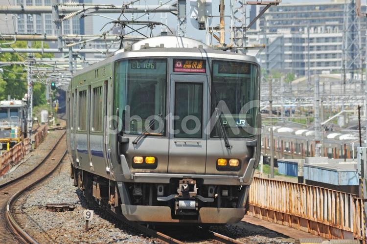 電車　大阪環状線　２２３系 電車,線路,鉄道の写真素材