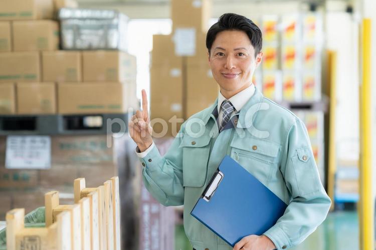 倉庫で働く男性作業員 倉庫,工場,配達の写真素材