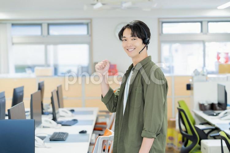 オフィスで働く男性のオペレーター オペレーター,笑顔,ヘッドセットの写真素材