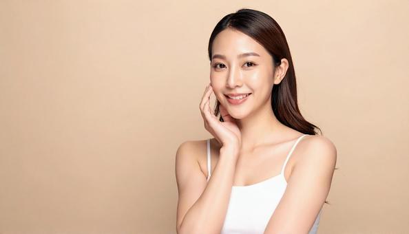 スキンケアする女性 保湿 美容 スキンケアする女性 保湿 美容の写真