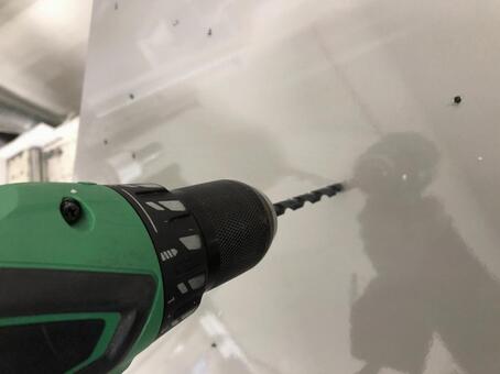 ドリルドライバーで鉄板の穴あけ作業 ドリルドライバー,ドリル,インパクトドライバーの写真素材