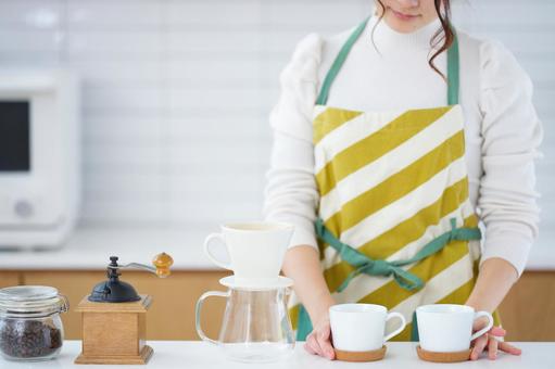 カップを持つ女性の手 カップを持つ女性の手 コーヒー,コーヒーカップ,コーヒーサーバーの写真素材