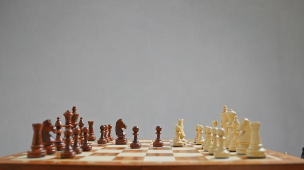 グレー背景に横から見たチェスセット グレー背景に横から見たチェスセットの写真