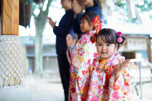 祈りの時間を過ごす七五三の家族 祈りの時間を過ごす七五三の家族 七五三,お参り,七五三参りの写真素材