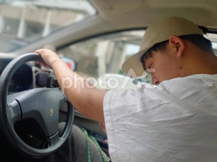 車内で真剣に道を探る男性 ドヤ顔,運転,男性の写真素材