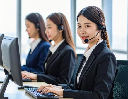 案内中のオペレーター女性 案内中のオペレーター女性の写真