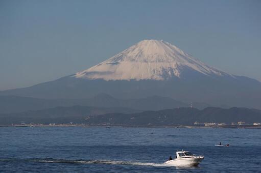 富士山と海 富士山,船,冬の写真素材