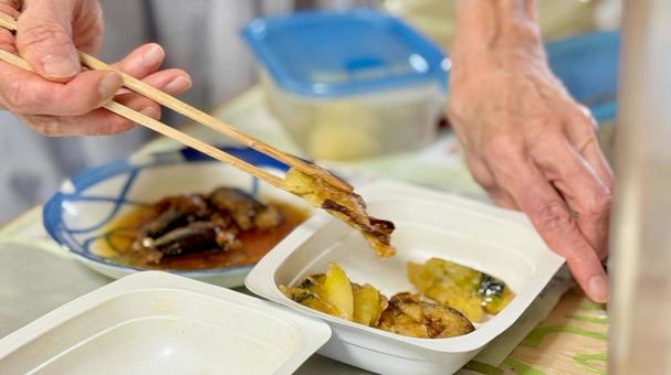 食事の準備をする高齢女性の手元 食事の準備をする高齢女性の手元の写真
