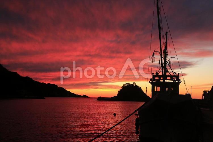 仁科港の夕陽と漁船 仁科港,漁船,西伊豆町の写真素材