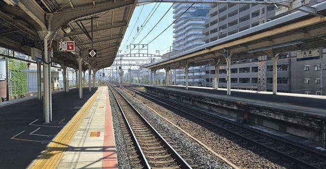 JR兵庫駅西行ホーム(西向き) JR兵庫駅西行ホーム(西向き) jr兵庫駅,線路,路線の写真素材