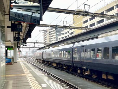 大分駅で発車を待つ特急にちりん 787系 大分駅で発車を待つ特急にちりん 787系の写真