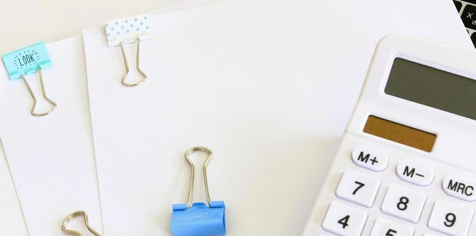 ビジネス 書類の作成 デスクワーク ビジネス 書類の作成 デスクワーク ビジネスイメージ,デスクワーク,オフィスワークの写真素材